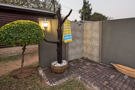 Outdoor shower : two-bedroom apartment